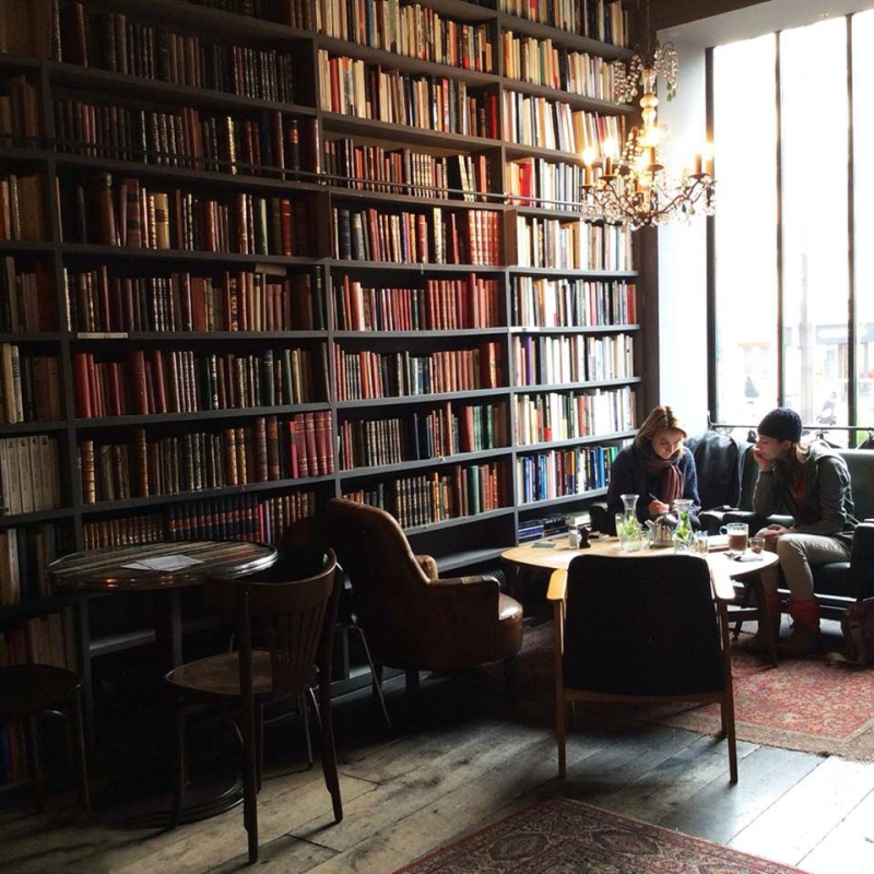 Không gian yên tĩnh nơi cà phê thư viện